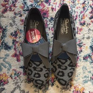 NEW Skechers Women's Black and Gray Leopard Flats